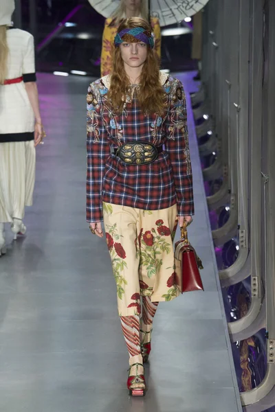Look 3